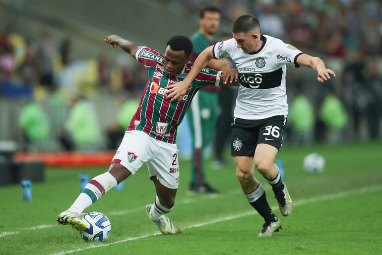 AMDEP8496. RÍO DE JANEIRO (BRASIL), 24/08/2023.- Jhon Arias (i) de Fluminense disputan el balón con Facundo Zabala de Olimpia hoy, en un partido de los cuartos de final de la Copa Libertadores entre Fluminense y Olimpia en el estadio Maracaná en Río de Janeiro (Brasil). EFE/ Andre Coelho

