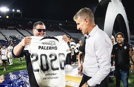 El argentino Martín Palermo, entrenador de Olimpia, con la casaca de renovación hasta diciembre de 2026.