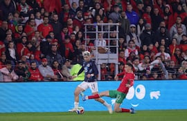 El delantero de la selección paraguaya de fútbol, Julio Enciso escapa de la marca del marroquí, Bilal El Khannouss, en el segundo encuentro de la fecha FIFA de marzo disputado en Lens.