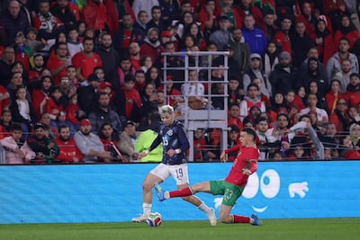 El delantero de la selección paraguaya de fútbol, Julio Enciso escapa de la marca del marroquí, Bilal El Khannouss, en el segundo encuentro de la fecha FIFA de marzo disputado en Lens.