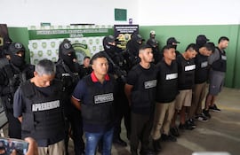 Integrantes de la Fuerza Especial de Lucha Contra el Crimen (Felcc) custodian este viernes, a varias personas detenidas durante un operativo en Santa Cruz (Bolivia). La Policía de Bolivia detuvo a otros cuatro colombianos y al mismo número de bolivianos supuestamente vinculados a la seguridad del presunto narcotraficante uruguayo Sebastián Marset, informaron fuentes oficiales. EFE/ Juan Carlos Torrejón