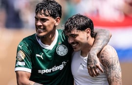 El capitán de Palmeiras y de la Albirroja, Gustavo Gómez Portillo, junto al volante ofensivo naturalizado paraguayo de origen brasileño Maurício Magalhães Prado.