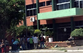 tomate-repollo-y-otras-hortalizas-fueron-arrojados-contra-la-municipalidad-de-villa-hayes-por-los-productores--212755000000-1640003.jpg