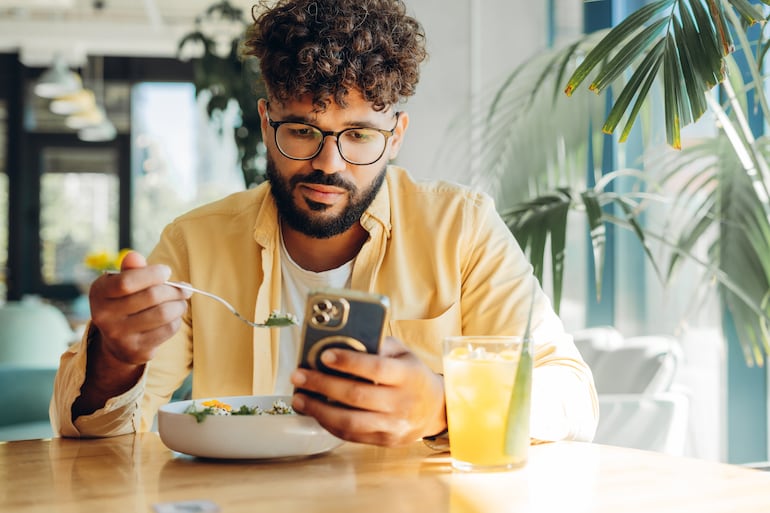 Concepto de redes sociales, notificaciones, scroll.