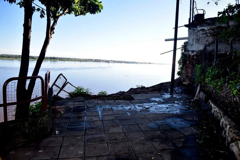Vista de uno de los rincones del mirador de Itá Pyta Punta, de Asunción, donde las últimas lluvias terminaron por colapsar la baranda de seguridad. Toda la infraestructura del mirador está en riesgo de derrumbe inminente.