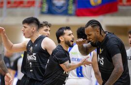 El héroe del partido, Édgar "Titi" Riveros, celebra el doble ganador del último segundo con el pívot brasileño João Vitor França. Olimpia ganó 93-92 y clasificó al cuadrangular semifinal.