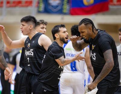 El héroe del partido, Édgar "Titi" Riveros, celebra el doble ganador del último segundo con el pívot brasileño João Vitor França. Olimpia ganó 93-92 y clasificó al cuadrangular semifinal.