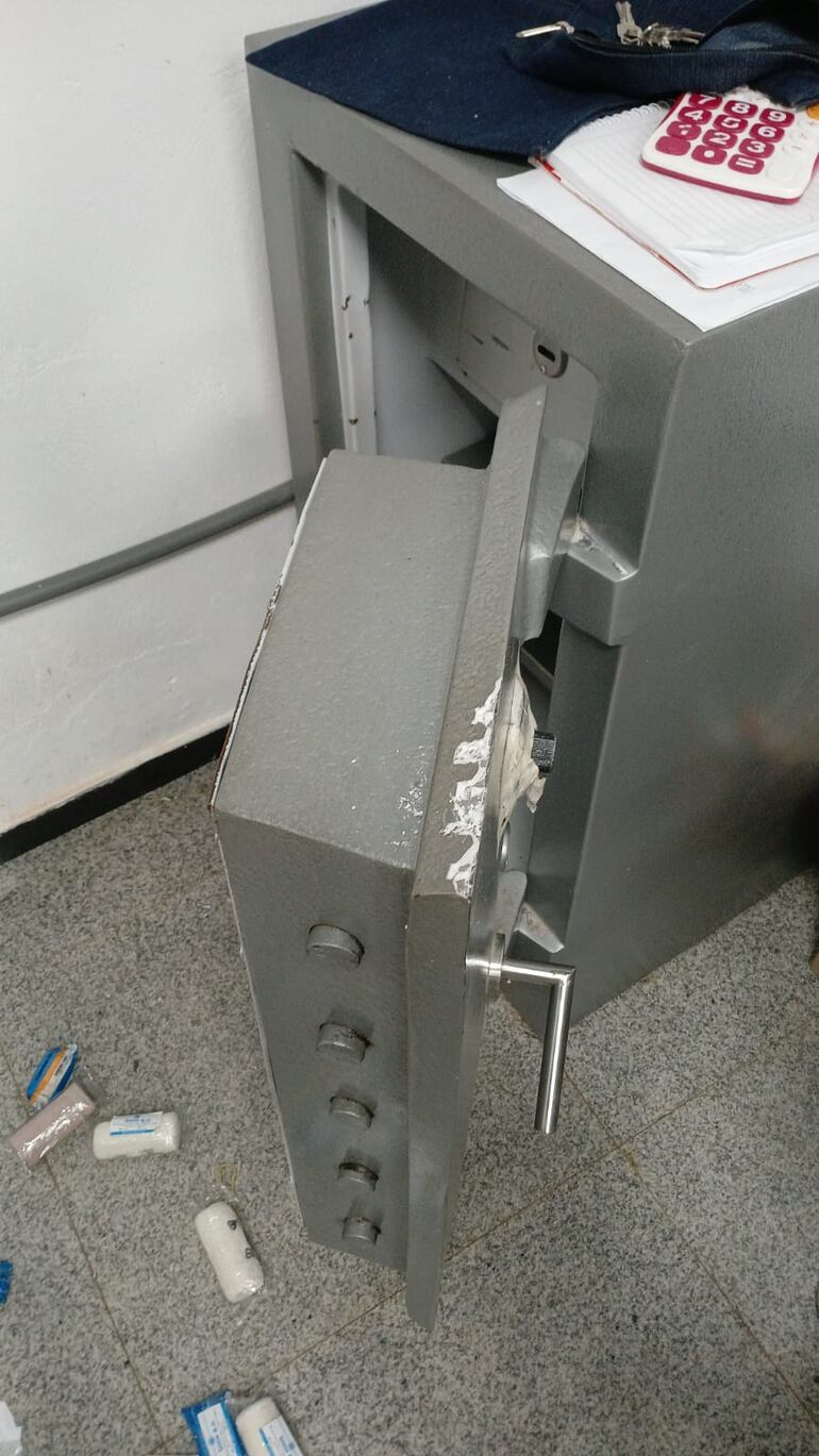 Los intrusos dejaron la caja fuerte del local vacía y abierta.