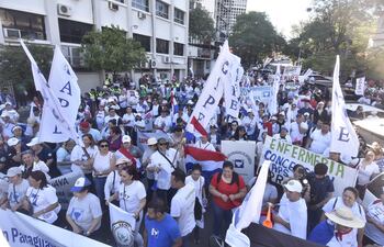Personal de enfermería de todo el país, se congregó frente al Ministerio de Salud en Asunción.