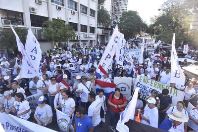 Personal de enfermería de todo el país, se congregó frente al Ministerio de Salud en Asunción.