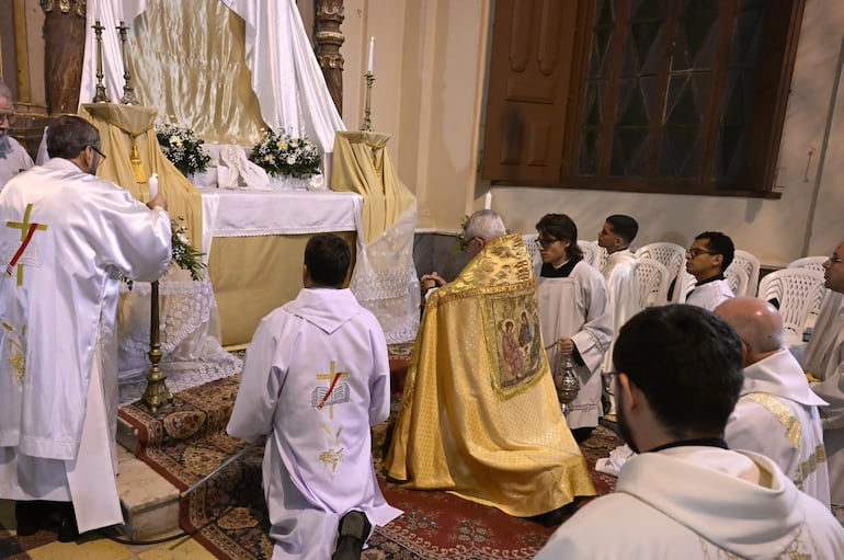 Adalberto Martínez, arzobispo de Asunción, en el momento de la adoración al Santísimo, en la Catedral Metropolitana de Asunción.