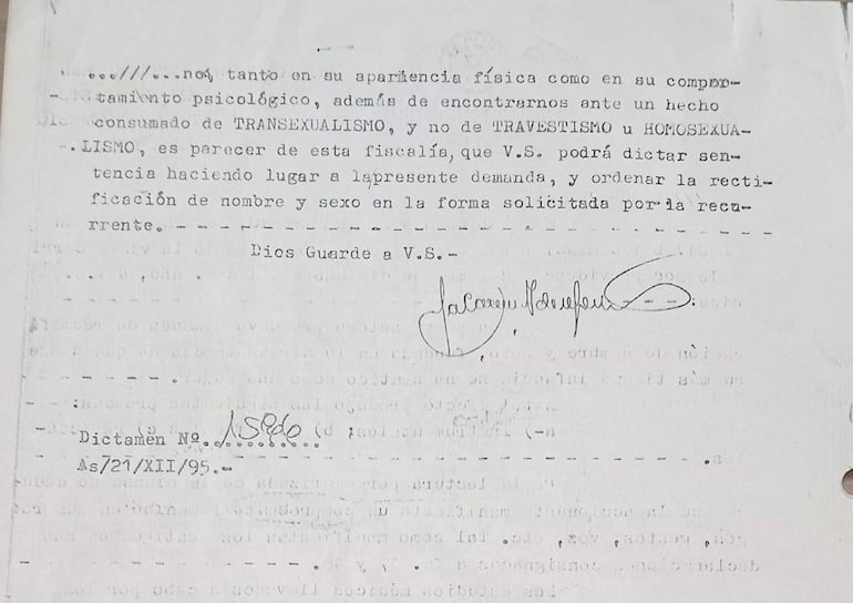 Documento oficial que trata sobre transsexualismo, con texto extenso y con firma visible al final.