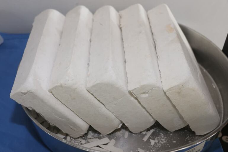 Evidencias incautadas en el laboratorio de procesamiento artesanal de cocaína en la ciudad de Ñemby.