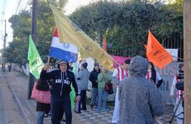Integrantes de la Unión de Jubilados del Paraguay se manifiestan para no perder su cede administrativa.