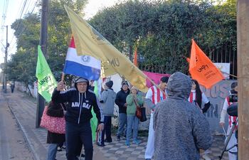 Integrantes de la Unión de Jubilados del Paraguay se manifiestan para no perder su cede administrativa.