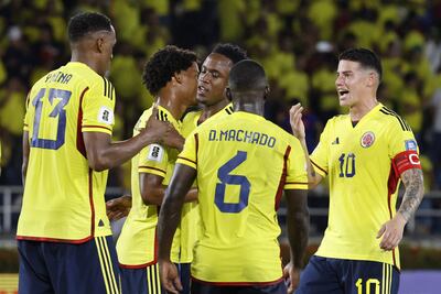James Rodríguez (d) de Colombia celebra con sus compañeros al final hoy, de un partido de las Eliminatorias Sudamericanas para la Copa Mundial de Fútbol 2026 entre Colombia y Venezuela en el estadio Metropolitano en Barranquilla (Colombia).