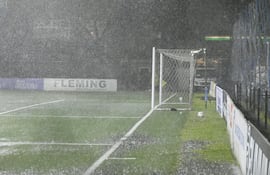 El estadio Ricardo Grégor de Independiente de Campo Grande sufriendo la intensa lluvia que obligó a postergar el segundo tiempo entre Recoleta FC y Libertad.