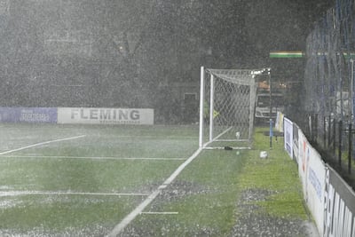 El estadio Ricardo Grégor de Independiente de Campo Grande sufriendo la intensa lluvia que obligó a postergar el segundo tiempo entre Recoleta FC y Libertad.