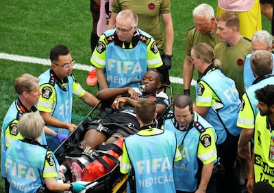 Ismael Koné (24 años) es retirado del campo luego de la grave lesión sufrida en la pierna izquierda.