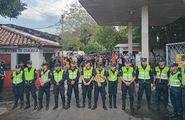 Sede de la Dirección de Aseo Urbano de la Municipalidad de Asunción, donde los funcionarios se manifiestan este lunes.
