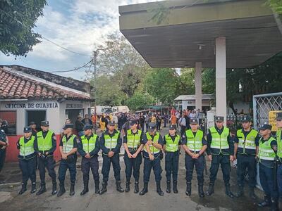 Sede de la Dirección de Aseo Urbano de la Municipalidad de Asunción, donde los funcionarios se manifiestan este lunes.