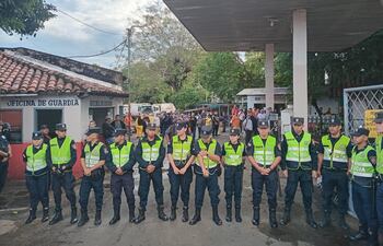 Sede de la Dirección de Aseo Urbano de la Municipalidad de Asunción, donde los funcionarios se manifiestan este lunes.