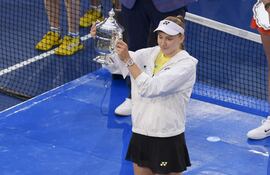 Elena Rybakina (26 años) de Kazajistán posa con el trofeo de campeona tras ganarle a Aryna Sabalenka de Bielorrusia este sábado, en la final del Abierto de Estados Unidos en el estadio Arthur Ashe en Flushing Meadows, Nueva York (EE.UU.). EFE/ Angel Colmenares