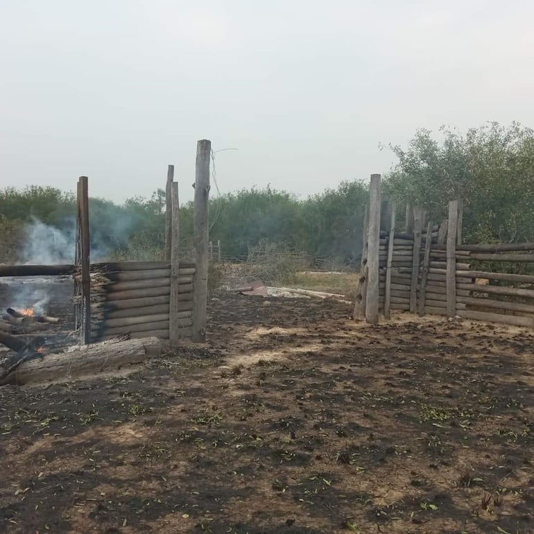 El fuego destruyó varios corrales de las estancias.