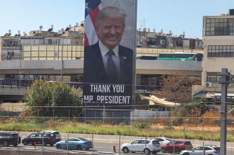 Una gigantografía con una imagen del presidente de Estados Unidos, Donald Trump, en Tel Aviv.