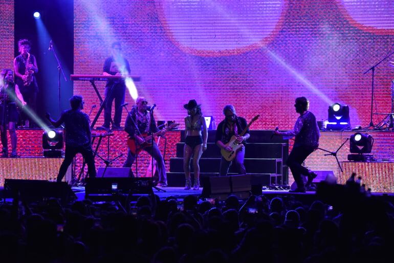 Erreway estuvo acompañado en escena por una gran banda de músicos dirigida por Willie Lorenzo.