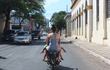 Familias enteras se trasladan en moto y casi siempre ninguno usa casco.