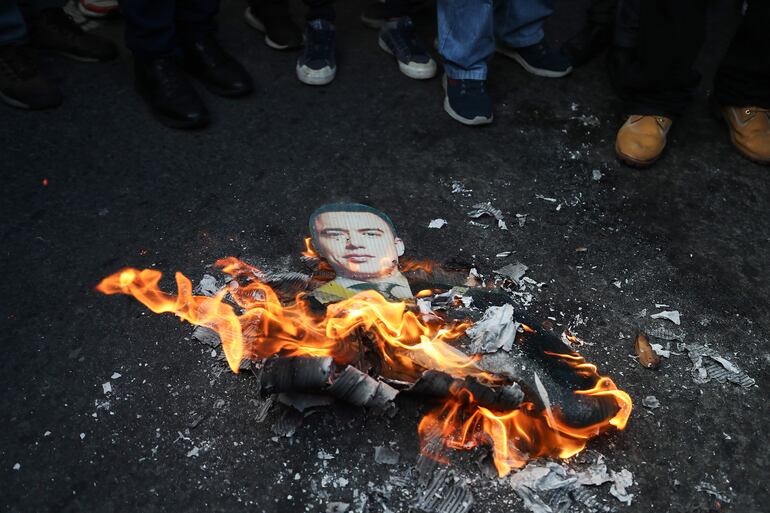 Una imagen del presidente de Ecuador Daniel Noboa en llamas, durante una protesta. 
