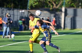 El extremo del Sportivo Trinidense, Tomás Rayer intenta escapar de la marca del atacante de Recoleta FC, Wilfrido Báez, en el duelo por la primera fecha del Apertura 2026.