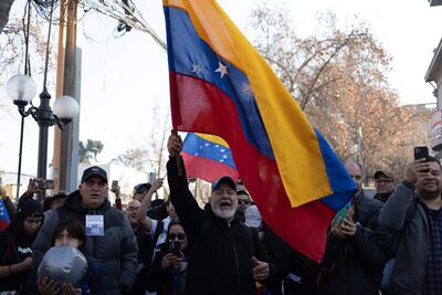 Un ciudadano venezolanos celebran las elecciones en el exterior.