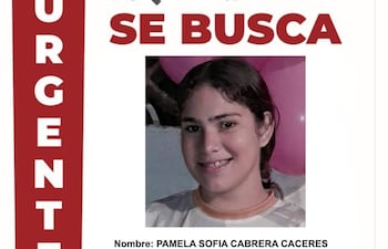 Cartel de búsqueda con foto de Pamela Sofía Cabrera Cáceres, 13 años, vestida con remera celeste y short negro.