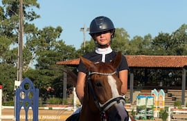 Giulianna Cubecino Berti, del Centro Ecuestre La Fortaleza, completó el podio en la categoría 1,00 metro, con su montado King, en la jornada del jueves.