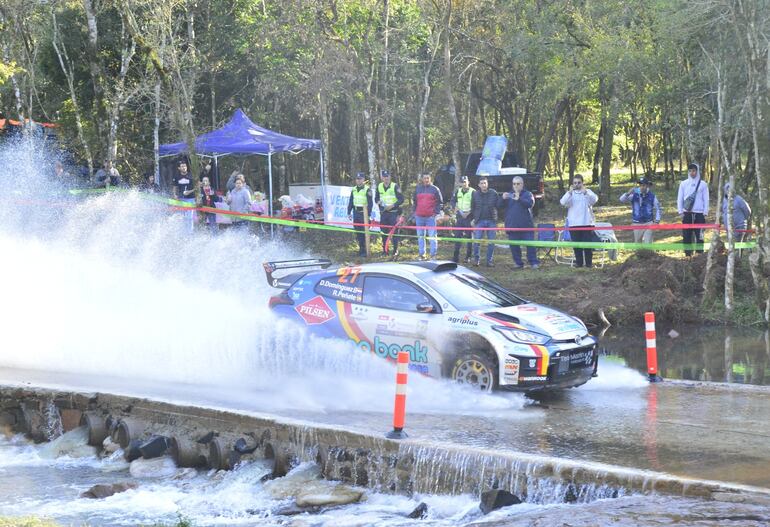 Diego Domínguez Bejarano estuvo cerca de concretar una etapa histórica, ya que al cierre del primer rulo estaba liderando la WRC2, pero cerró la jornada de este viernes en el tercer lugar.