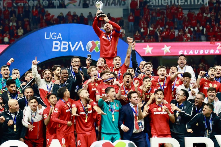 Los jugadores del Toluca festejan con el título de campeón la conquista del torneo Apertura 2025-2026 de la LigaMX al superar en la revancha de la final a Tigres en el estadio Nemesio Diez, en Toluca, México.