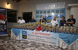 Responsables de la organización del concurso de pesca y los premios que serán adjudicados.