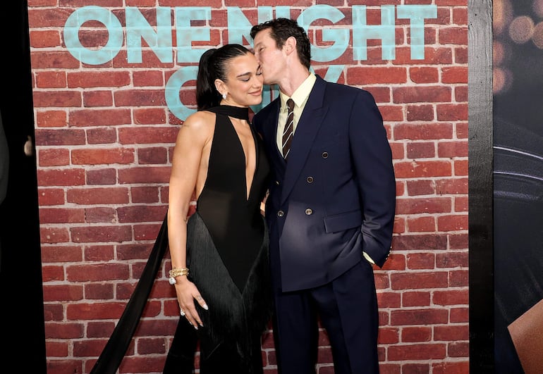 ¡Románticos recién casados! Dua Lipa recibiendo un tierno beso de su esposo Callum Turner en la premier de "One Night Only" en Nueva York. (Jamie McCarthy/Getty Images/AFP)