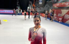 Erika Alarcón exhibe la medalla ganada en Italia.