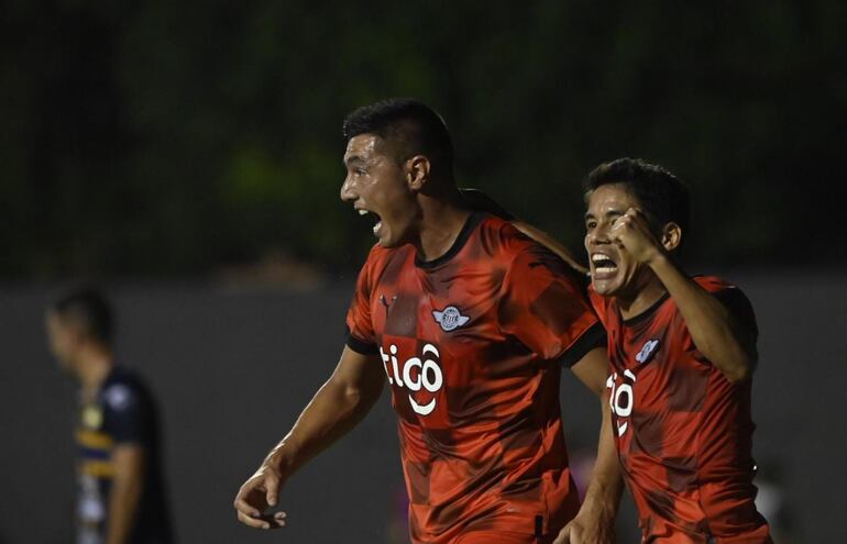 Óscar Cardozo (i), atacante de Libertad, celebra el tanto de la victoria sobre Sportivo Trinidense por la sexta fecha del torneo Apertura 2023 del fútbol paraguayo.