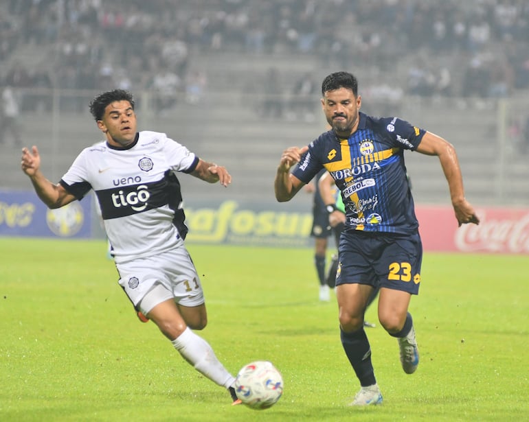 Disputa por el esférico entre el extremo de Olimpia, Rodney Redes y el defensor de Sportivo Trinidense, César Benítez.