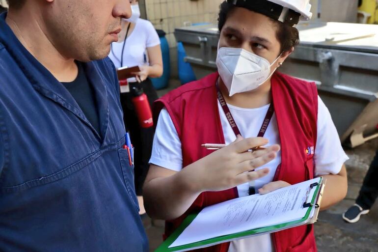 Fiscalizadores y técnicos de Seguridad y Salud Ocupacional del Ministerio de Trabajo en la fábrica de Novex SA, fabricante de los productos Ochsi, en San Lorenzo, donde el miércoles 7 de febrero se produjo una fuga de amoníaco.