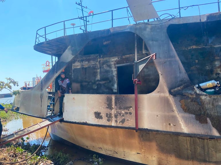El fuego destruyo por completo el barco turista