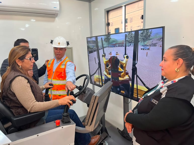 La sede de la Gobernación de Concepción sirvió como escenario para la prueba de simulación, donde ambas mujeres destacaron por su habilidad técnica.