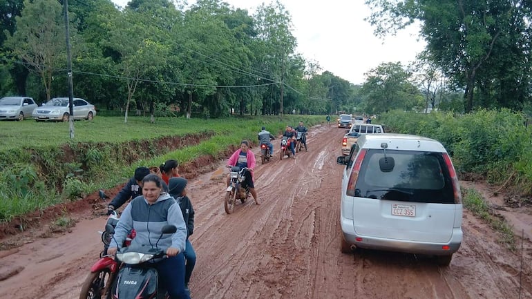 Las precipitaciones registradas durante gran parte del domingo provocaron el deterioro y la intransitabilidad de varios caminos vecinales.