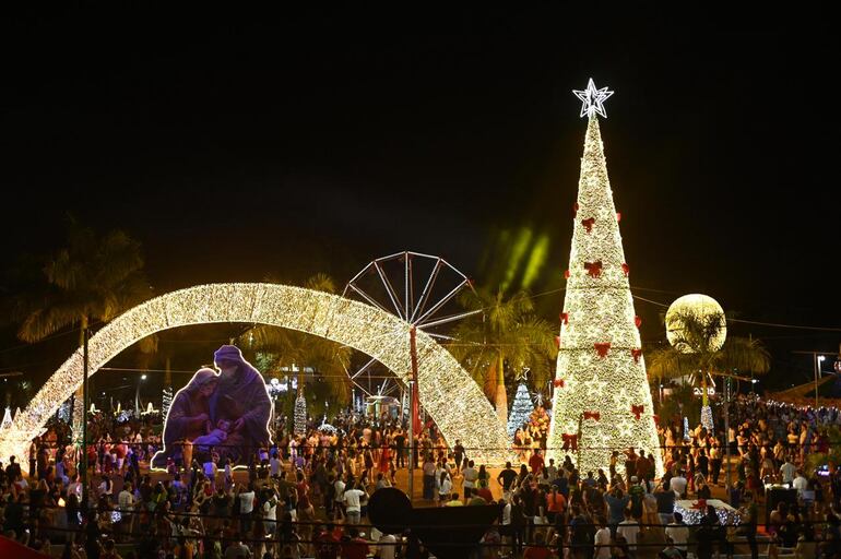 El Lago de la República de Ciudad del Este es uno de los más frecuentados en diciembre por la Navidad del Este.