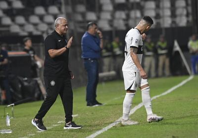 Francisco Arce (i), entrenador de Olimpia, en el partido contra Nacional por la tercera fecha del torneo Clausura 2023 del fútbol paraguayo en el estadio Manuel Ferreira, en Asunción.