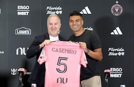 Jorge Mas, propietario gestor del Inter Miami CF, y Casemiro posan mientras sostienen una camiseta del Inter Miami CF durante la rueda de prensa de presentación de Casemiro en el Nu Stadium.
